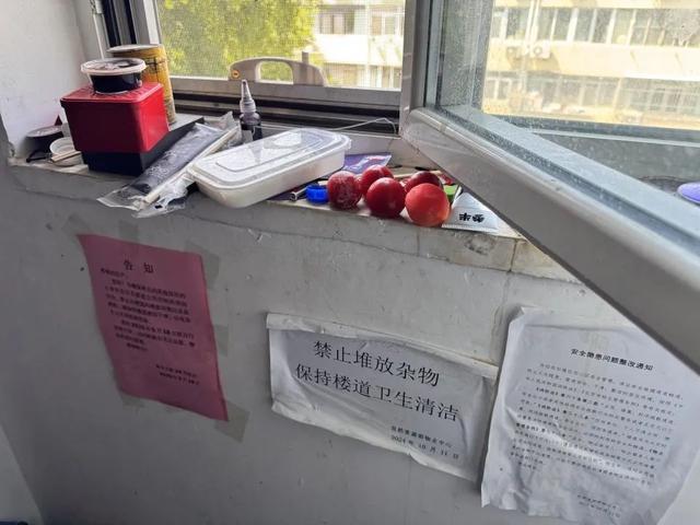 老人将废品堆满楼道邻居被迫搬走 网友：隔着屏幕都不敢喘气