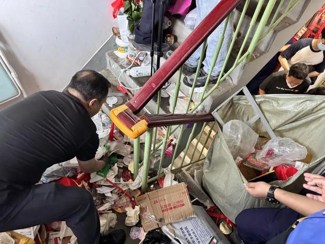 老人将废品堆满楼道邻居被迫搬走 网友：隔着屏幕都不敢喘气