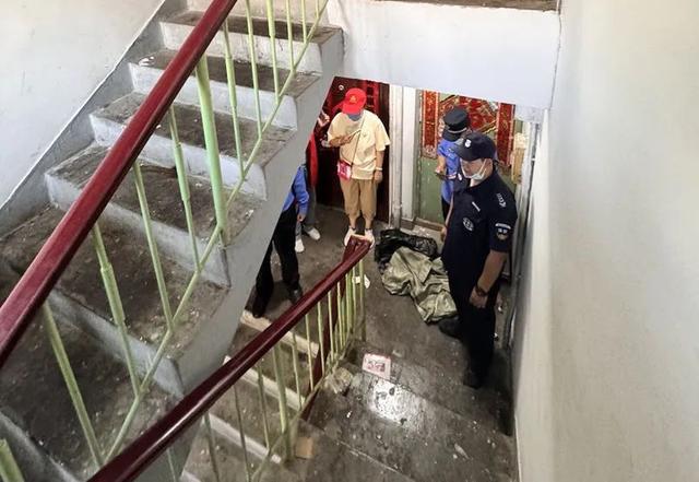 老人将废品堆满楼道邻居被迫搬走 网友：隔着屏幕都不敢喘气