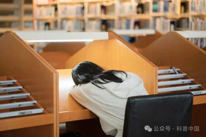4 个习惯加速颈椎报废，很多人不知道还经常做，太危险！