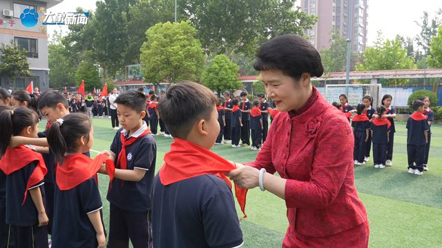 72名新队员入队！全国人大代表买世蕊现场送上"成长干货"