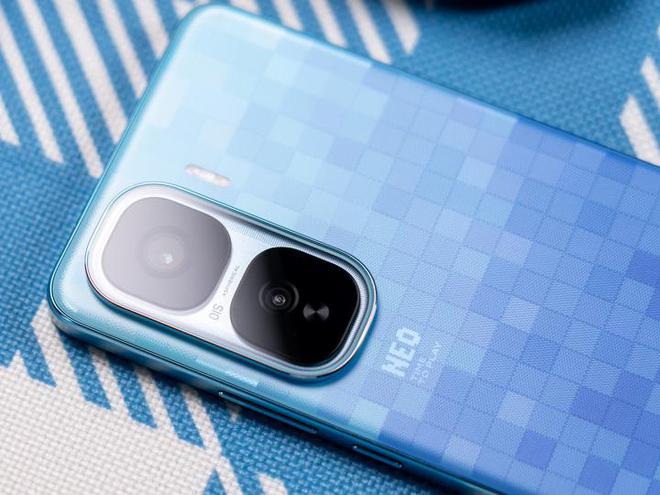 小长假双节新神器 iQOO Neo10 Pro+持久可靠