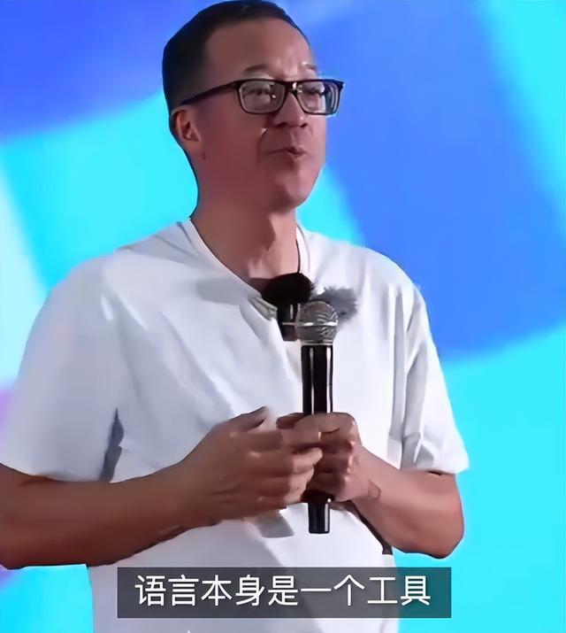 62岁俞敏洪骑行中途摔倒在地，双膝摔出血，本人报平安：有点睡着了，皮外伤，不用担心