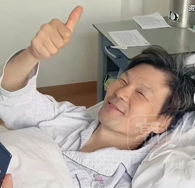 主持人李彬久违露面，头顶白发面部浮肿，此前因患病中断工作