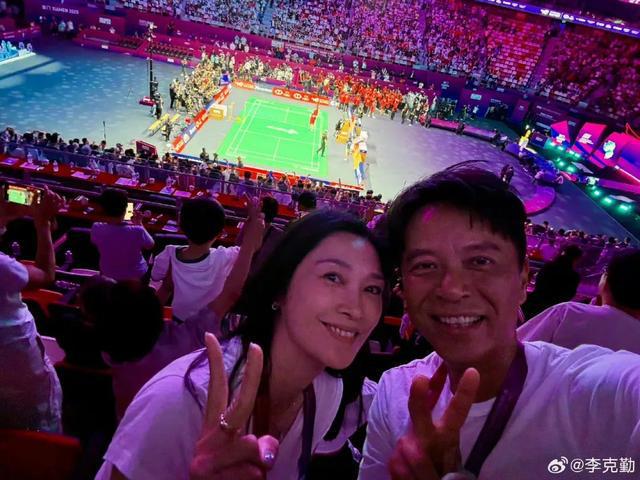 与港姐冠军妻子甜蜜观赛！李克勤评论区与陈雨菲隔空互动