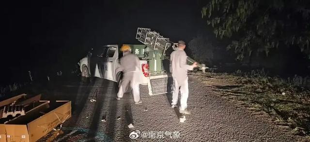 上海高架现白色泡沫似下雪？官方回应！