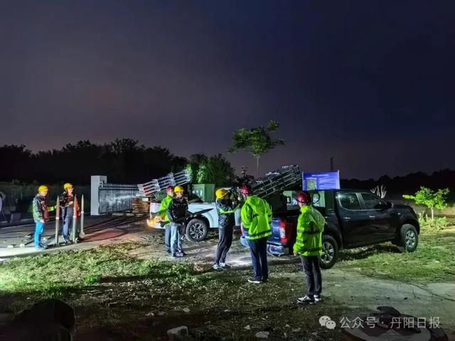 上海高架现白色泡沫似下雪？官方回应！