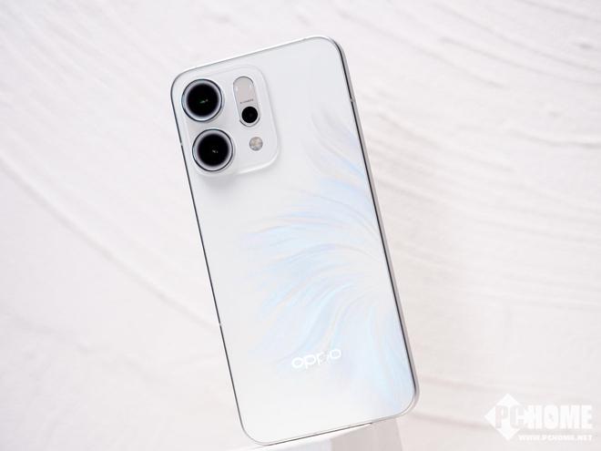 OPPO Reno 14「人鱼姬」图赏：首创流光幻影 仿佛鱼尾自由摆动
