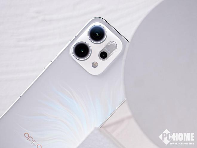 OPPO Reno 14「人鱼姬」图赏：首创流光幻影 仿佛鱼尾自由摆动