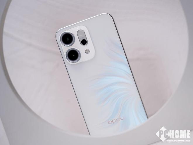 OPPO Reno 14「人鱼姬」图赏：首创流光幻影 仿佛鱼尾自由摆动