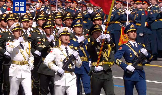 雄姿英发！中国仪仗队通过莫斯科红场