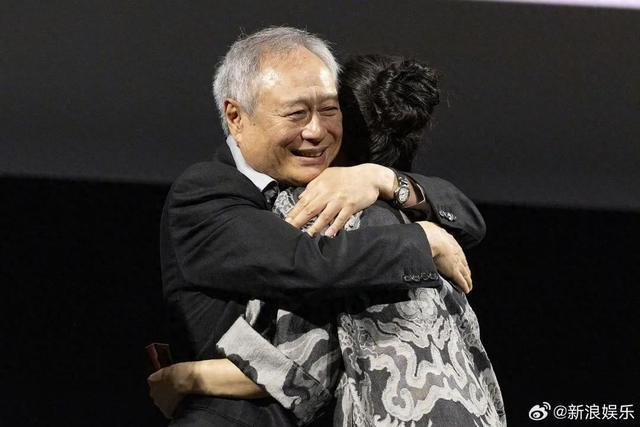 章子怡、李安罕见同框互动，再现25年前经典场景，还与台下日本导演是枝裕和合影