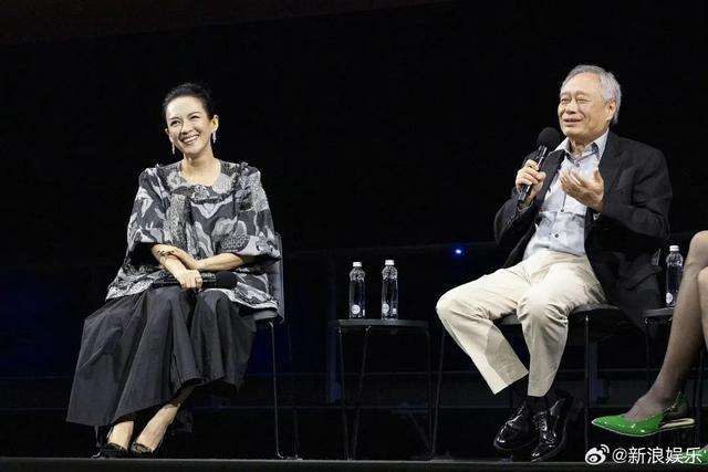 章子怡、李安罕见同框互动，再现25年前经典场景，还与台下日本导演是枝裕和合影