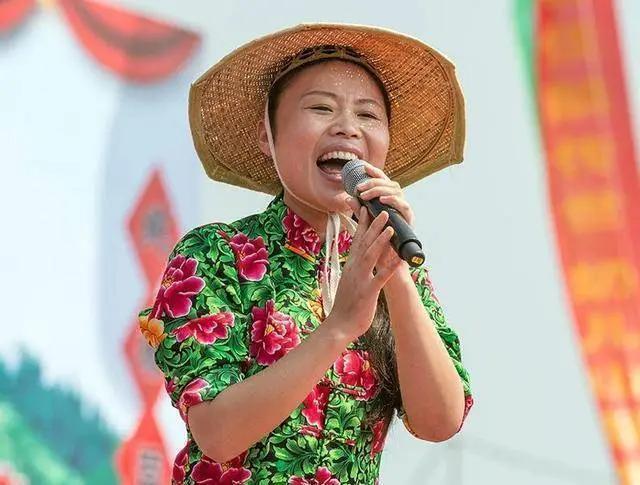 42岁“草帽姐”自曝患肝纤维化终生无法康复，在医院崩溃大哭！劝粉丝不要经常生气，曾上《星光大道》走红