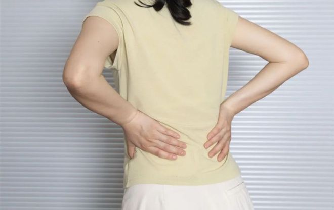 一女子滑了一下，竟然就腰椎骨折了！梅雨季，这类人一定要注意