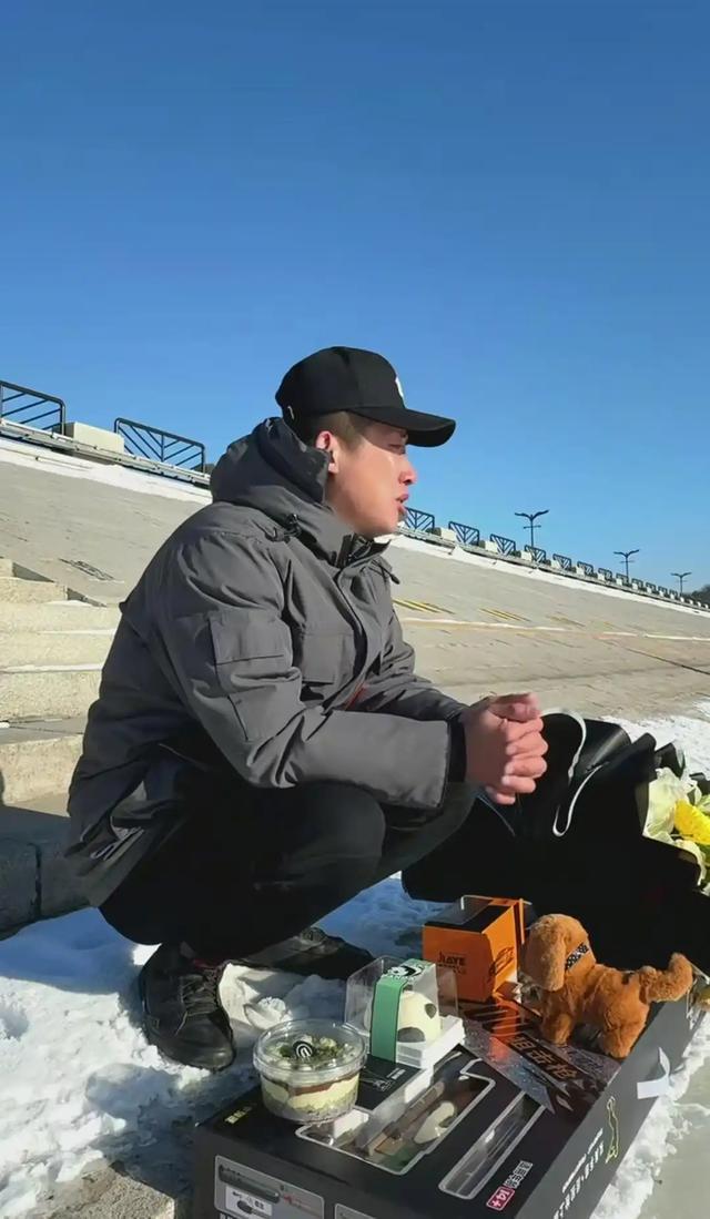 男子偷盗为儿治病，狱中得知儿子去世，骨灰撒在监狱旁