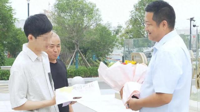 被赞最美光膀子！河南“脱衣助考”大哥找到了！本人：“我220斤，同学很瘦穿不下他衣服”
