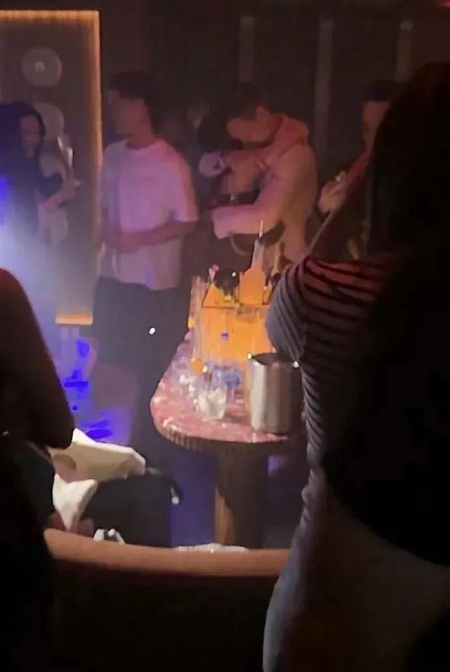 演员胡杏儿晒老公儿子合照，疑似回应婚变传闻！此前老公被曝夜店搂抱美女