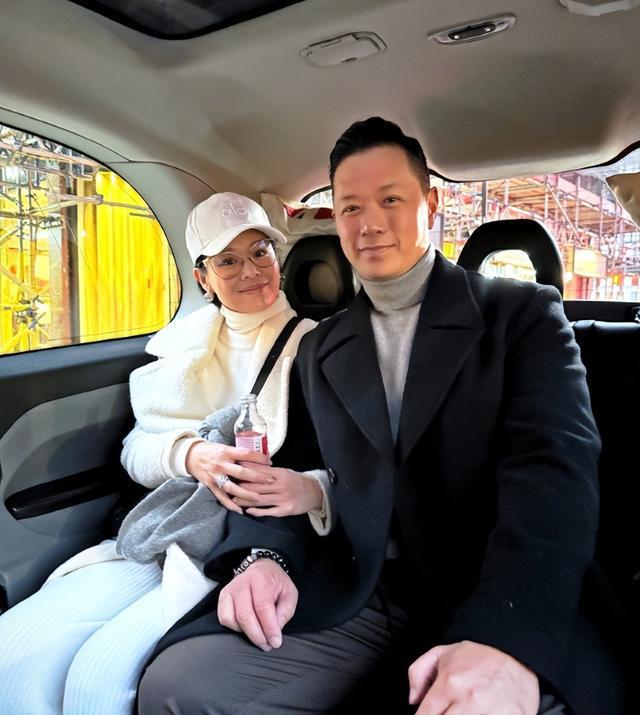 演员胡杏儿晒老公儿子合照，疑似回应婚变传闻！此前老公被曝夜店搂抱美女