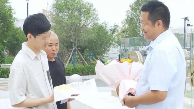 被赞最美光膀子！河南“脱衣助考”大哥找到了！本人：“我220斤，同学很瘦穿不下他衣服”
