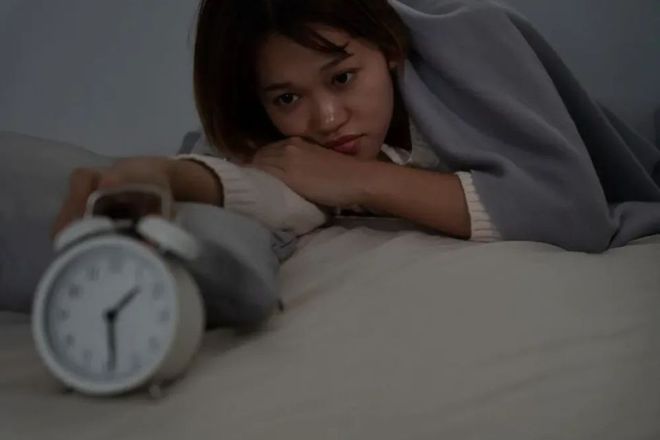 一躺到床上就胡思乱想睡不着，3 个方法，脑子一下就“空”了！