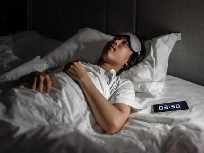 一躺到床上就胡思乱想睡不着，3 个方法，脑子一下就“空”了！