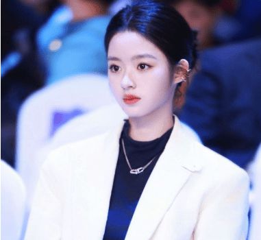 黄杨钿甜已获三所高校合格证，中传回应网络争议是否影响其高考录取：符合录取条件就能录取