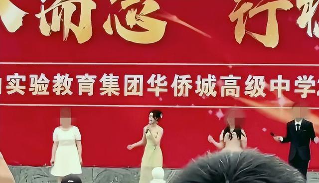 黄杨钿甜已获三所高校合格证，中传回应网络争议是否影响其高考录取：符合录取条件就能录取