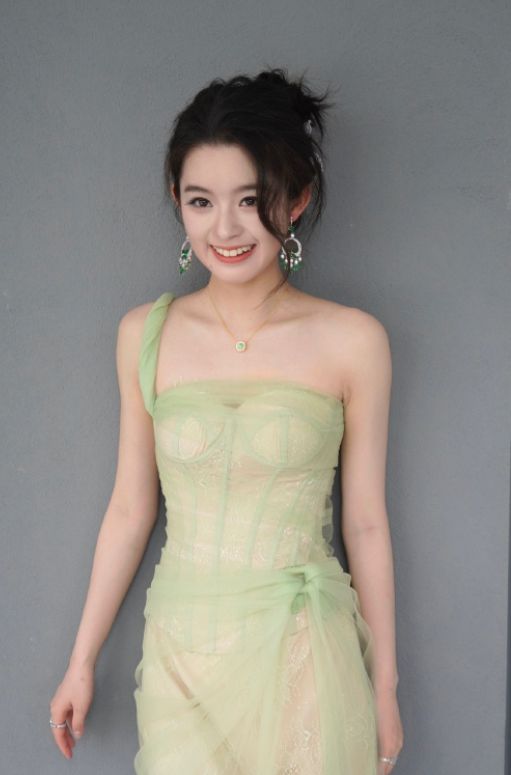 黄杨钿甜已获三所高校合格证，中传回应网络争议是否影响其高考录取：符合录取条件就能录取