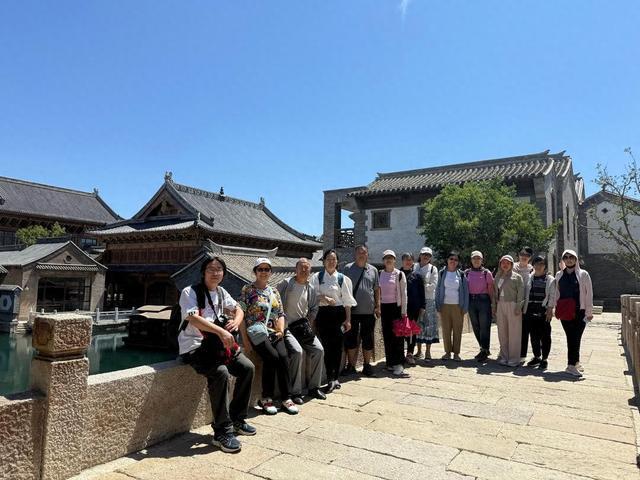 寻脉古韵 丹青绘城——淄博高新区老年大学国画班走进章丘明水古城开展文化研学活动