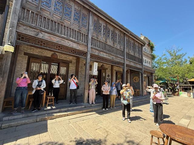 寻脉古韵 丹青绘城——淄博高新区老年大学国画班走进章丘明水古城开展文化研学活动
