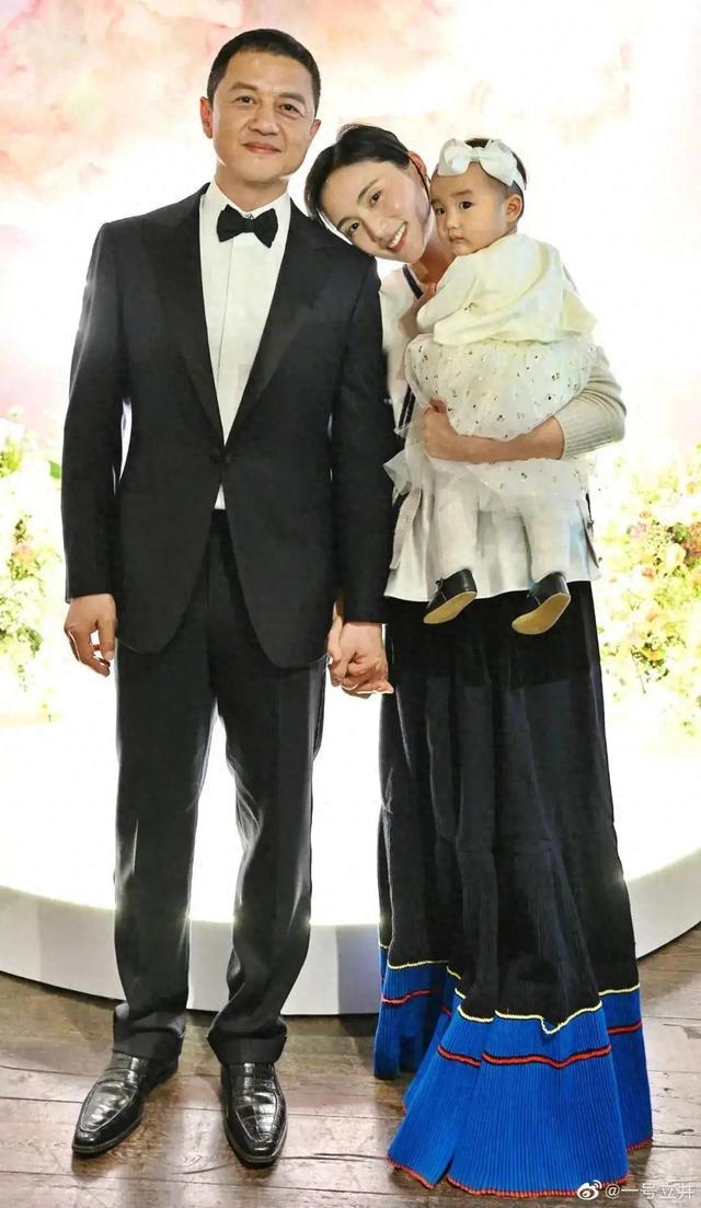李亚鹏老婆回应“李亚鹏为何不拍戏还债”，称很理解他，自己是普通女孩不追求豪门阔太生活