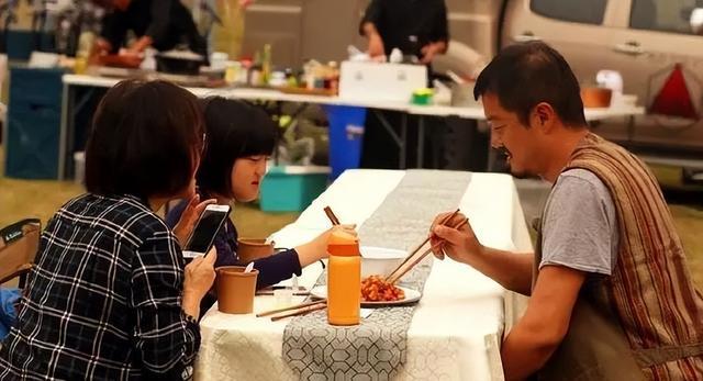 李亚鹏老婆回应“李亚鹏为何不拍戏还债”，称很理解他，自己是普通女孩不追求豪门阔太生活