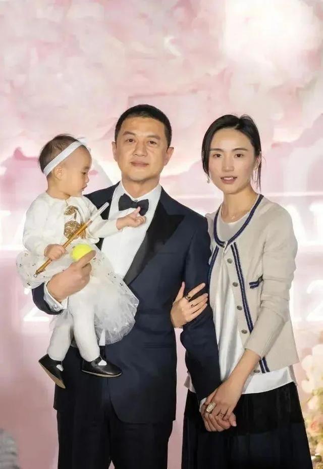 李亚鹏老婆回应“李亚鹏为何不拍戏还债”，称很理解他，自己是普通女孩不追求豪门阔太生活