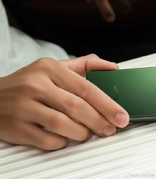 vivo X Fold 5绿色真机照曝光：迈巴赫同款配色