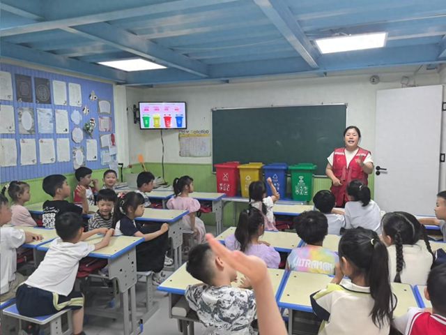 分类知识进校园 环保意识伴成长