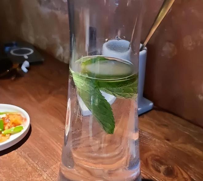 为何餐馆都在统一提供免费柠檬水啊？